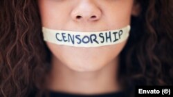 Una mujer simboliza la censura con un cinta adhesiva en su boca. El Secretario de Estado, Marco Rubio dijo que hay funcionarios extranjeros que han tomado medidas flagrantes de censura contra empresas tecnológicas estadounidenses.
